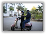 069 Zr Linda en Zr Maria op de scooter