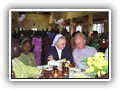 0203 In druk gesprek op de maaltijd Mahagi priesterwijding